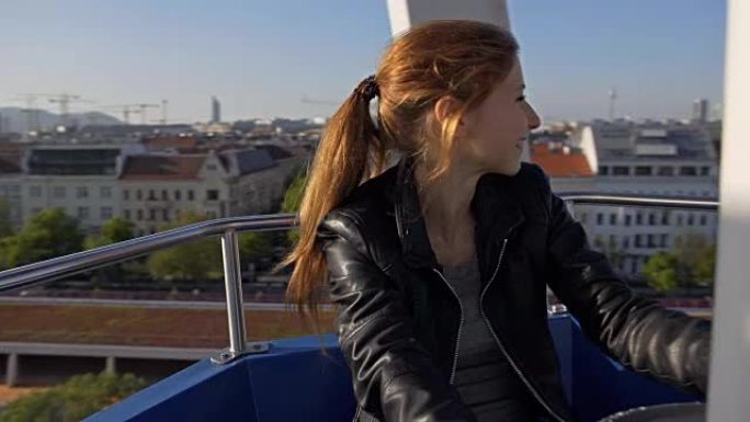 乘坐维也纳城市上空摩天轮的年轻女子