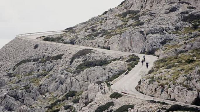 骑摩托车旅行的年轻女子。岩石海岸线