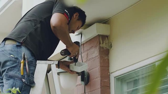 CCTV技术人员上门安装维修工维修房屋