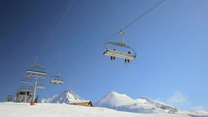 滑雪胜地雪山索道滑雪场索道雪山观光索道