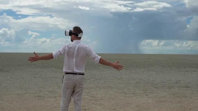 在沙漠上戴着虚拟google的男人