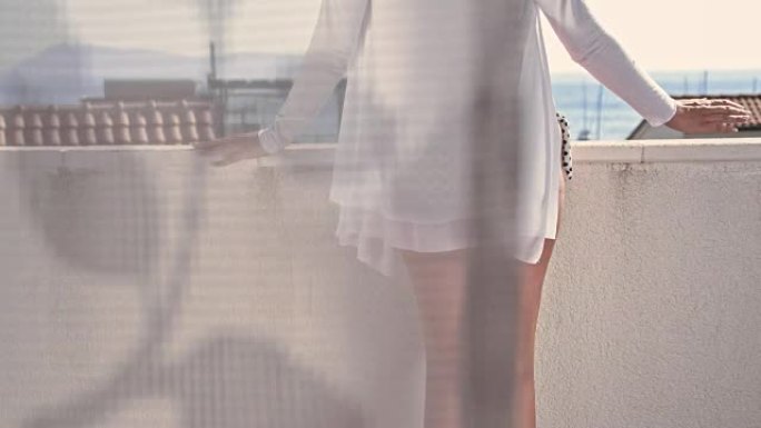 海边酒店阳台上的SLO MO性感女人