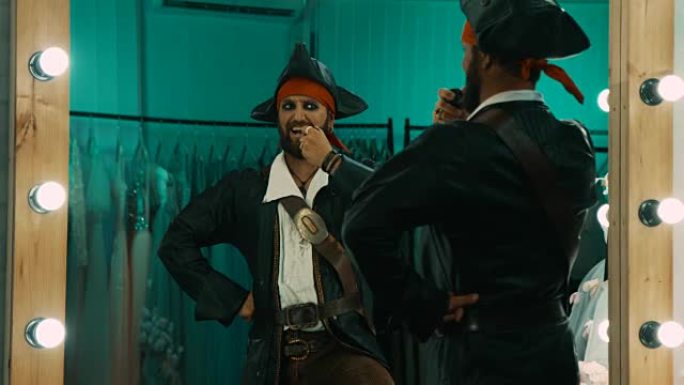 穿着海盗服装的人排练场景