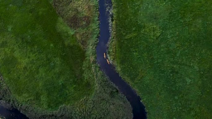 在一条野生河上划独木舟。鸟瞰图