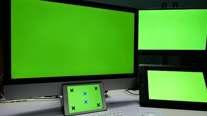 4K: 显示器展示，桌子上的绿屏显示