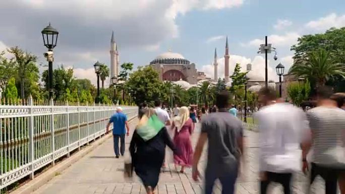 延时: 土耳其伊斯坦布尔老城广场圣索菲亚大教堂的旅行者人群