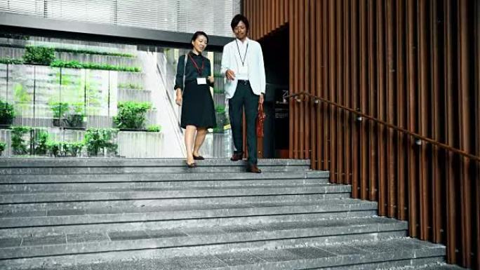 DS日本商务夫妇走下楼梯