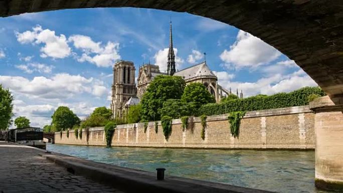 从archeveche桥下看巴黎圣母院