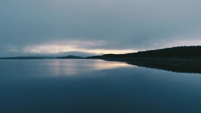 神秘的湖。鸟瞰图湖泊湿地绿水青山