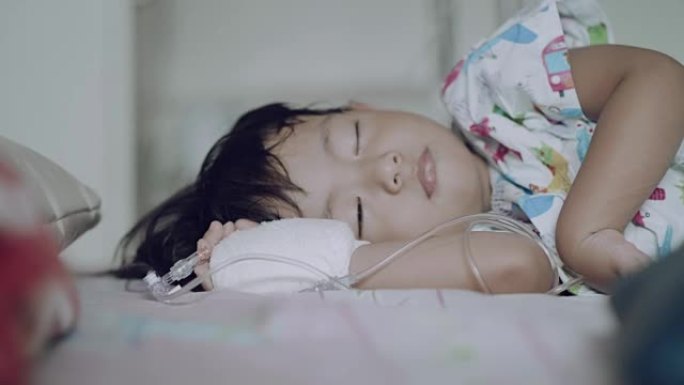 病人生命中的一天孩子生病睡觉儿童生病睡着