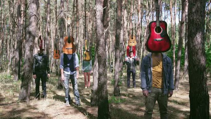 森林里的青少年。森林里的青少年吉它