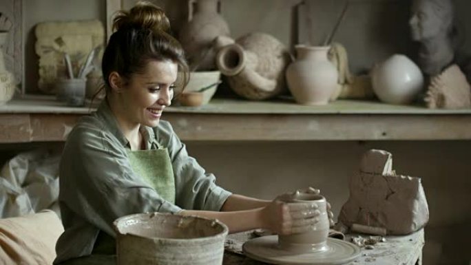 制作陶器的美女制作陶器的美女陶罐泥巴