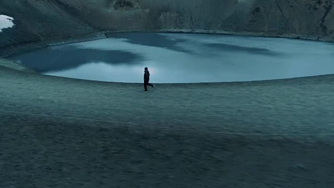 在极端地形上慢跑。火山口湖