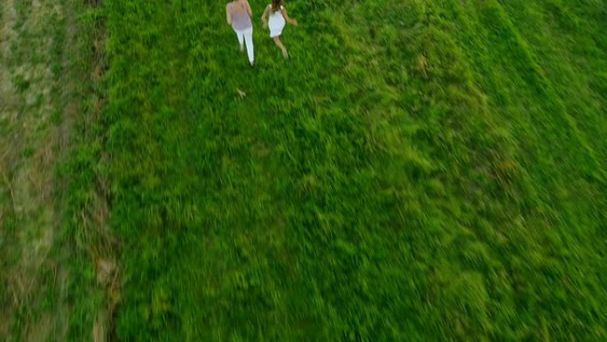 空中飞航母女在草地上奔跑