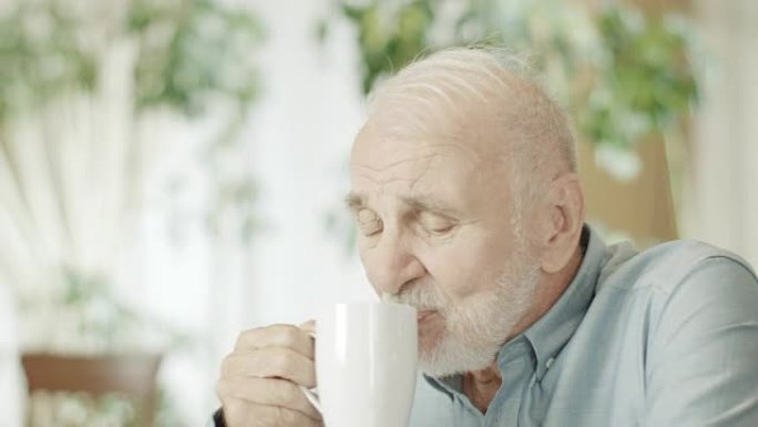 餐厅的高级职员外国老人喝咖啡安享晚年生活