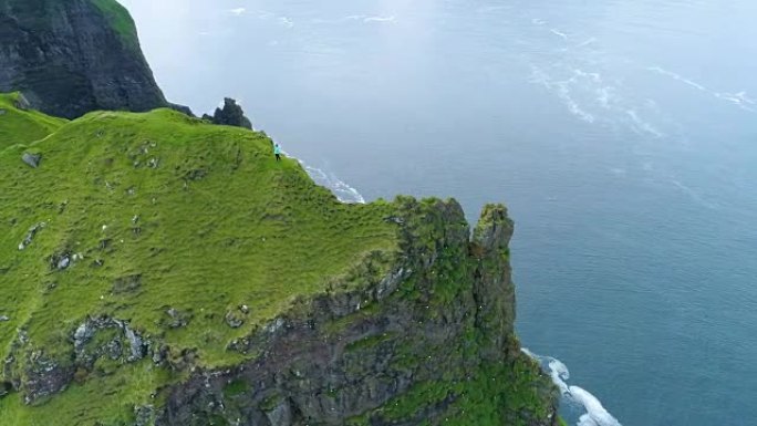空中: 摄影师从悬崖边缘拍照的惊人镜头