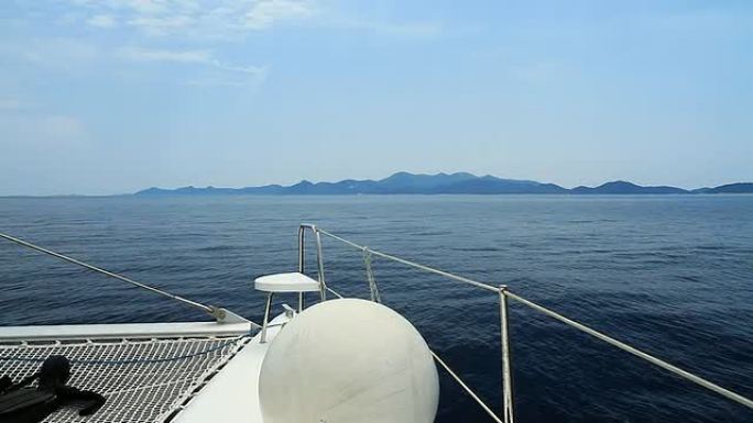 高清：双体船甲板上的岛屿景观