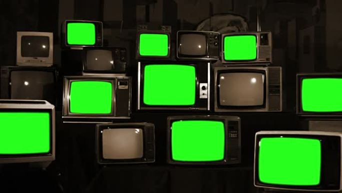 许多绿屏关闭的电视。棕褐色色调。放大。