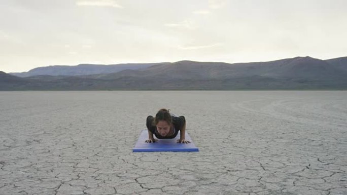 在沙漠中做瑜伽的女人