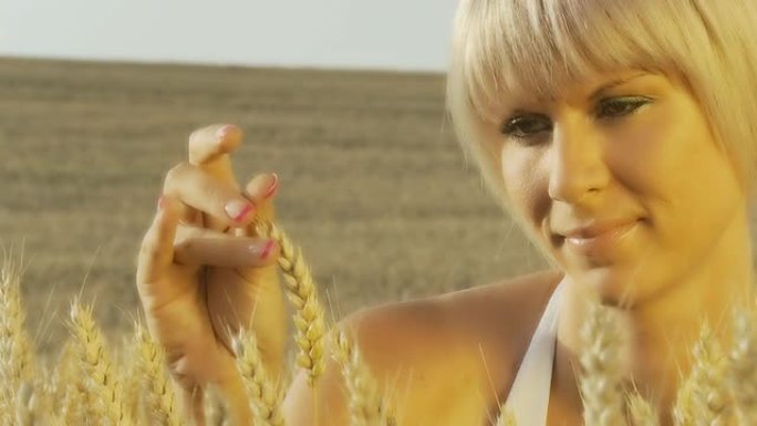 HD DOLLY：触摸小麦茎的女人