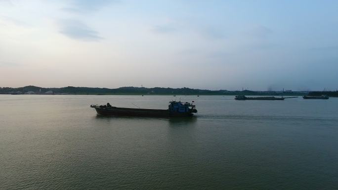 航拍4k湖中行驶的运输船