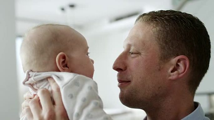 父亲和婴儿用鼻子像爱斯基摩人一样接吻