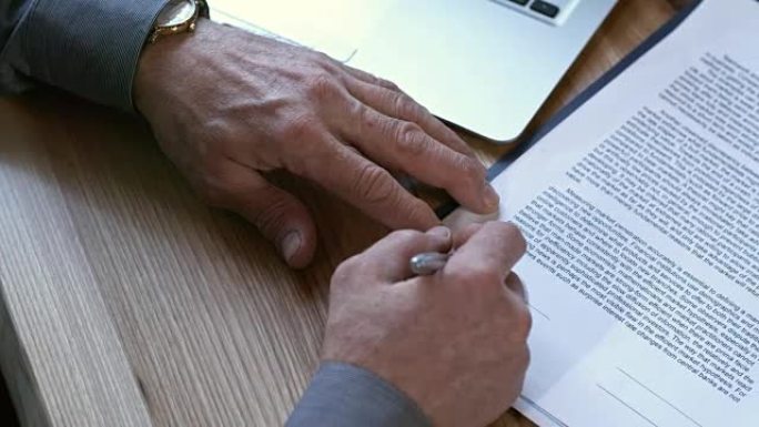 男性企业家签署合同
