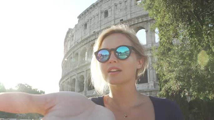 著名的罗马地标 -- 体育馆。发送亲吻的旅游妇女