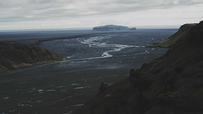 火山景观。苔藓覆盖了山脉和河床