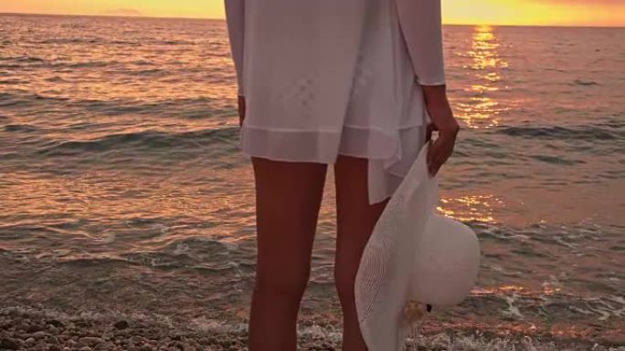 日落海滩上的SLO MO时尚女人