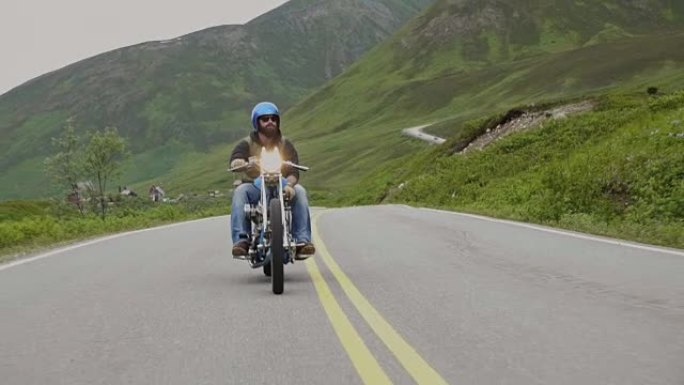 男子在乡村公路上骑摩托车