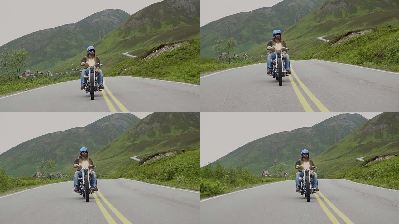 男子在乡村公路上骑摩托车