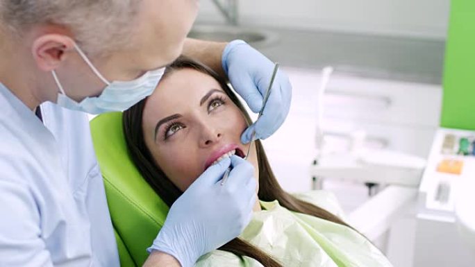 牙医的年轻女子牙科医生牙科看病牙齿检测
