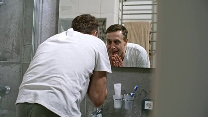 男人洗脸照镜子男人洗脸照镜子外国人美女