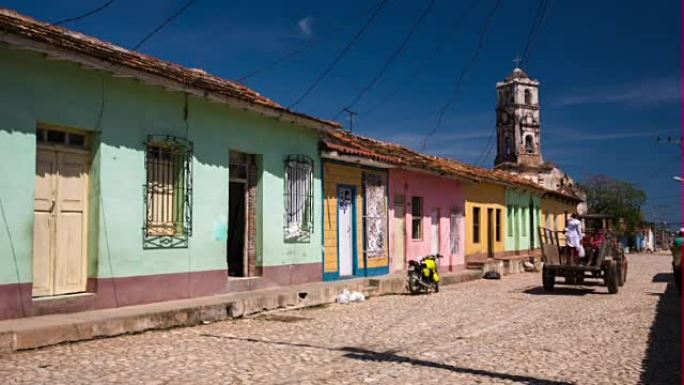 古巴: 旅行: 特立尼达的街景，色彩缤纷的房屋和圣安娜教堂