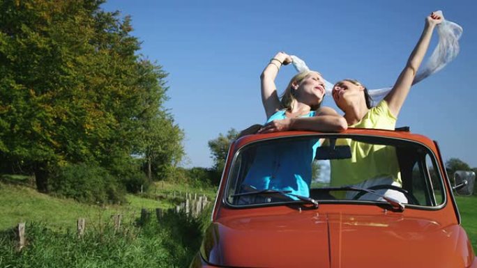 两个女孩开车闺蜜聚会汽车郊游