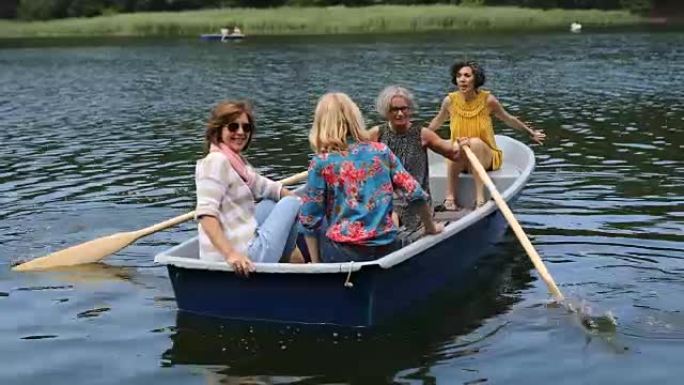 活跃的女性朋友喜欢在湖里乘船