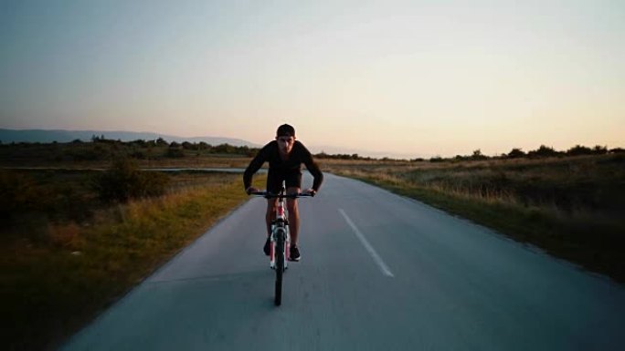年轻人在乡间小路上骑自行车