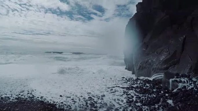 冰岛海岸线。黑色，岩石海滩
