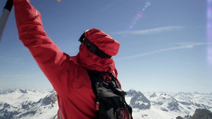 登山者在山峰上欢呼