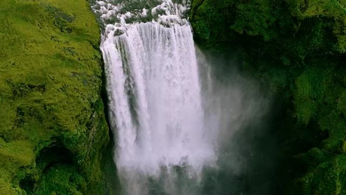 以慢动作拍摄的冰岛南部令人惊叹的Skogafoss瀑布的鸟瞰图