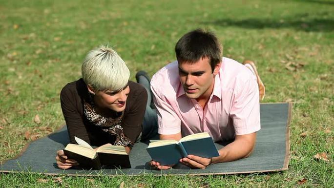 公园里的情侣公园里的情侣草地看书