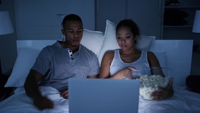 看电影的便捷方式夜晚看电脑的夫妻