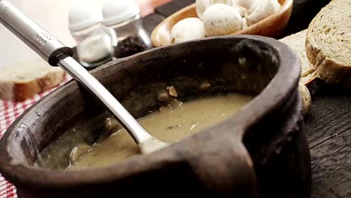 蘑菇汤烹饪美味苏格兰风格舀入碗中