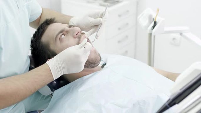 牙医的年轻人口腔治疗