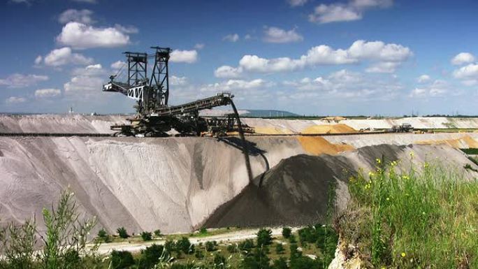 巨大的抽屉里矿场采矿机器