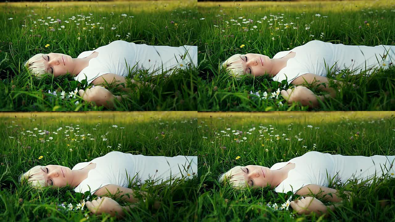 HD DOLLY：黄昏时在草地上休息的女人