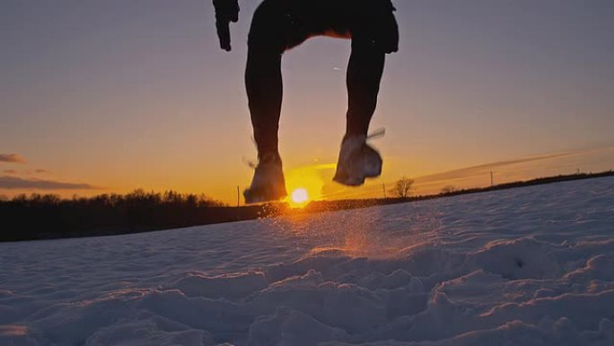 SLO MO运动员在雪地里跳跃