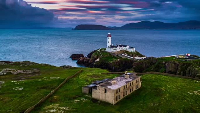 北爱尔兰多尼戈尔郡Fanad Head的白色灯塔天线