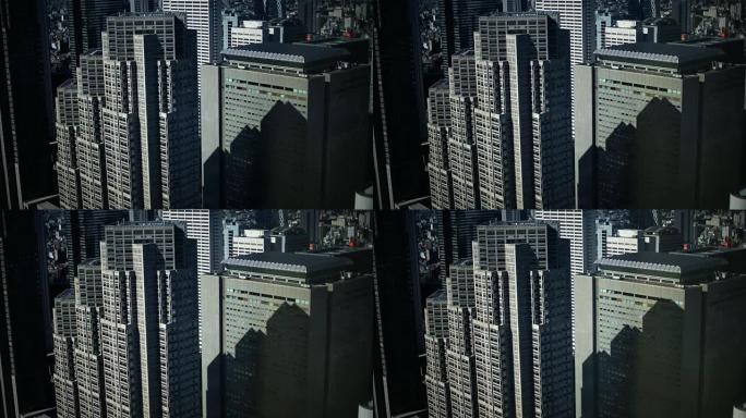 大城市的延时拍摄，阳光照在摩天大楼上。